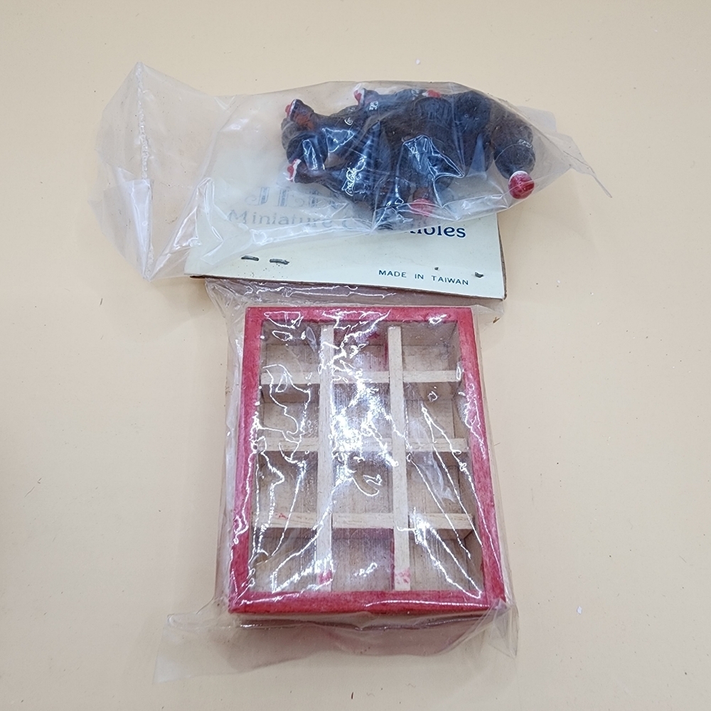 12 Miniature Coca Cola Bottles Wood Crate 1:12 1.5" Coke Dollhouse Barbie Drink - Picture 5 of 5